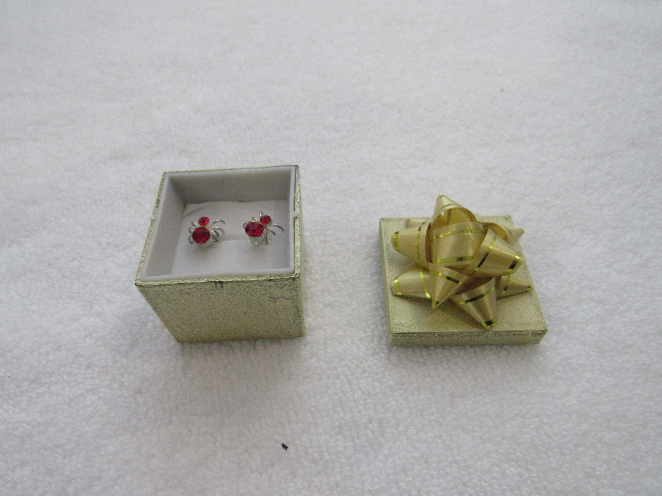 Lote 006 - 3000 Piezas de bisutería de diferentes modelos (Aretes, anillos y relojes) - Imagen 4
