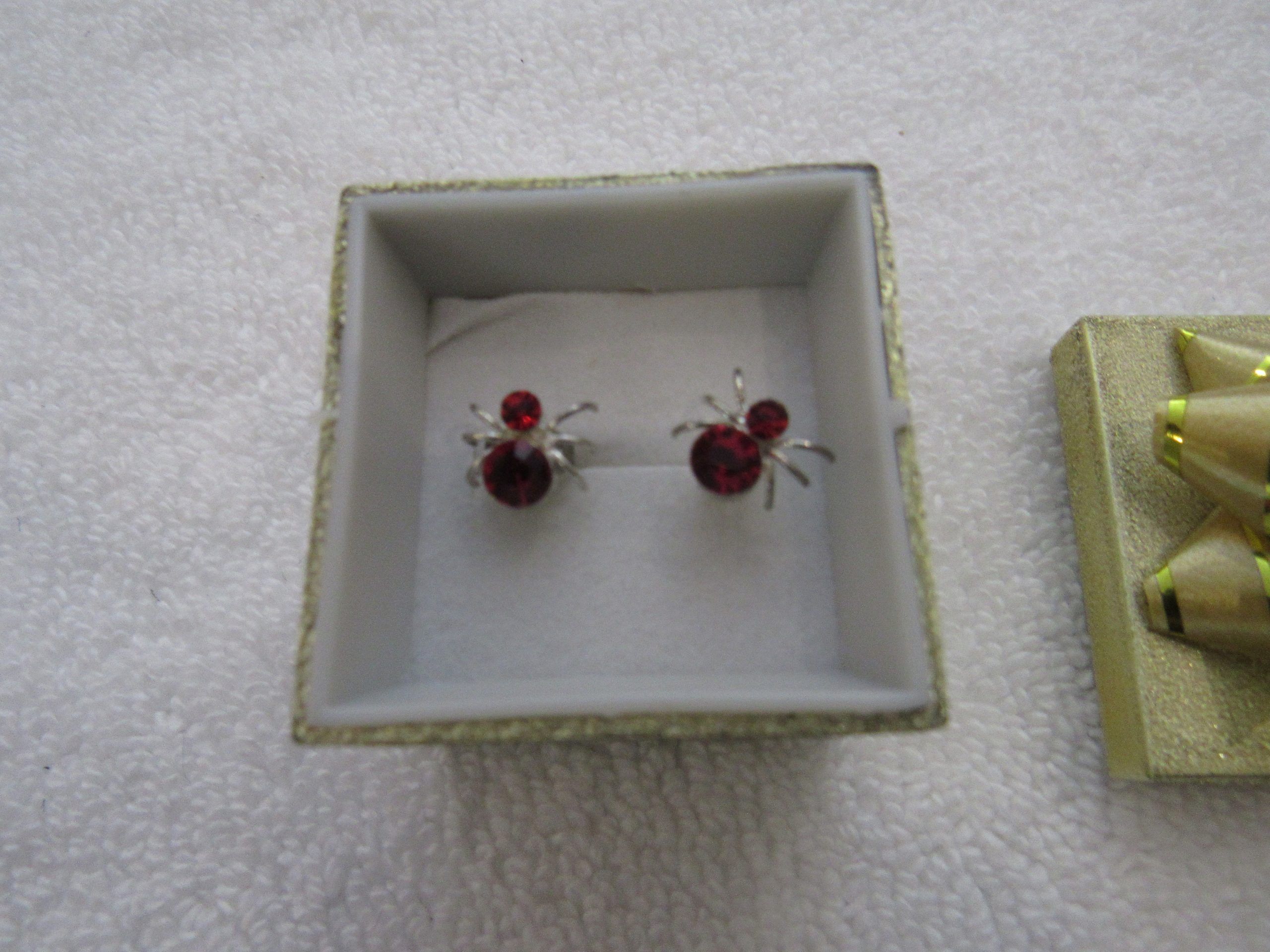 Lote 006 - 3000 Piezas de bisutería de diferentes modelos (Aretes, anillos y relojes) - Imagen 5