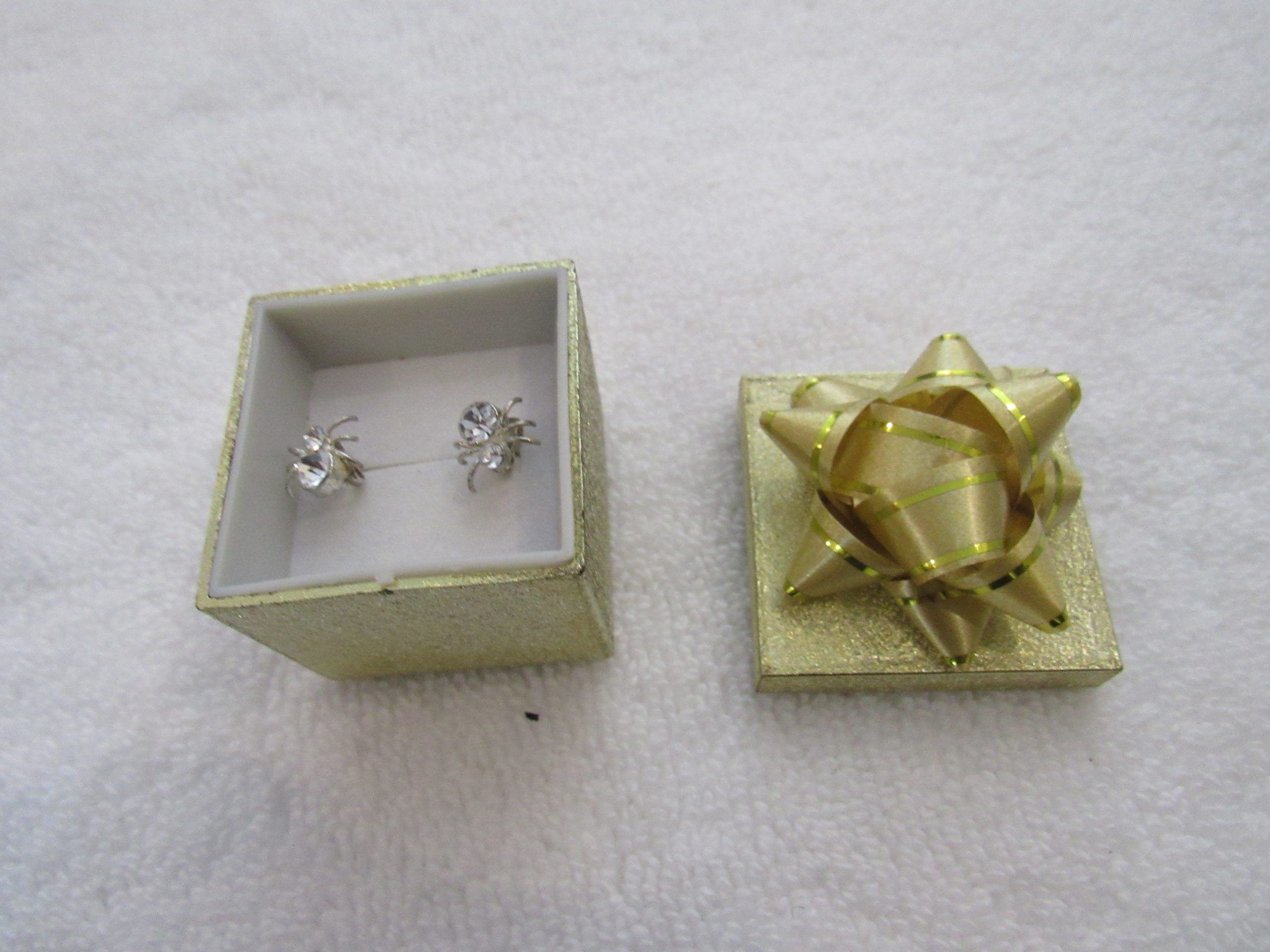 Lote 006 - 3000 Piezas de bisutería de diferentes modelos (Aretes, anillos y relojes) - Imagen 7