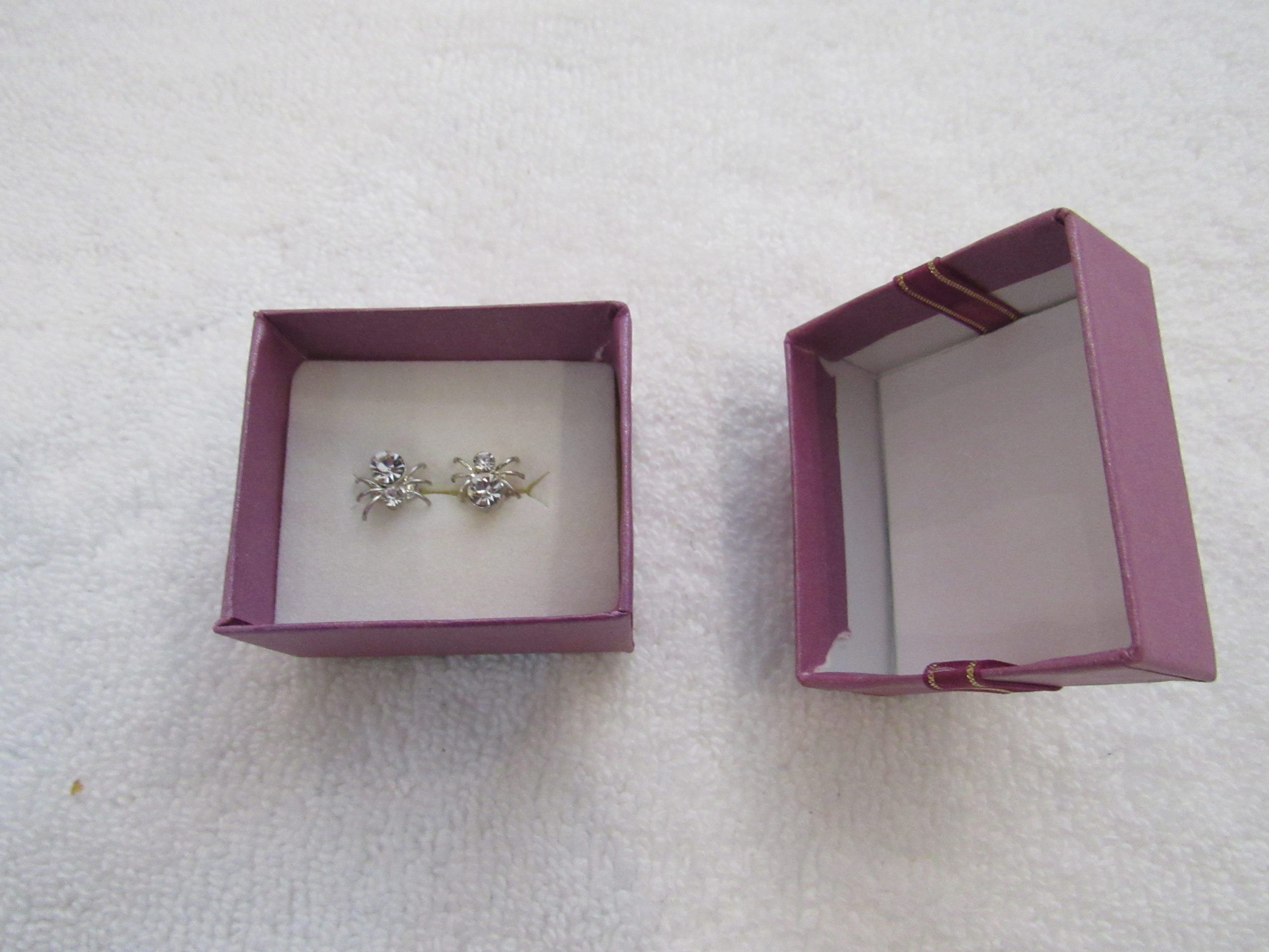 Lote 006 - 3000 Piezas de bisutería de diferentes modelos (Aretes, anillos y relojes) - Imagen 8
