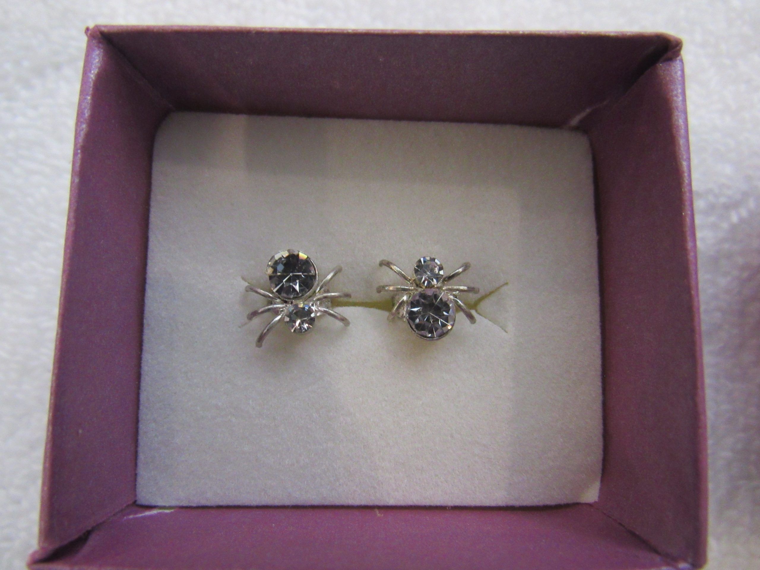 Lote 006 - 3000 Piezas de bisutería de diferentes modelos (Aretes, anillos y relojes) - Imagen 9