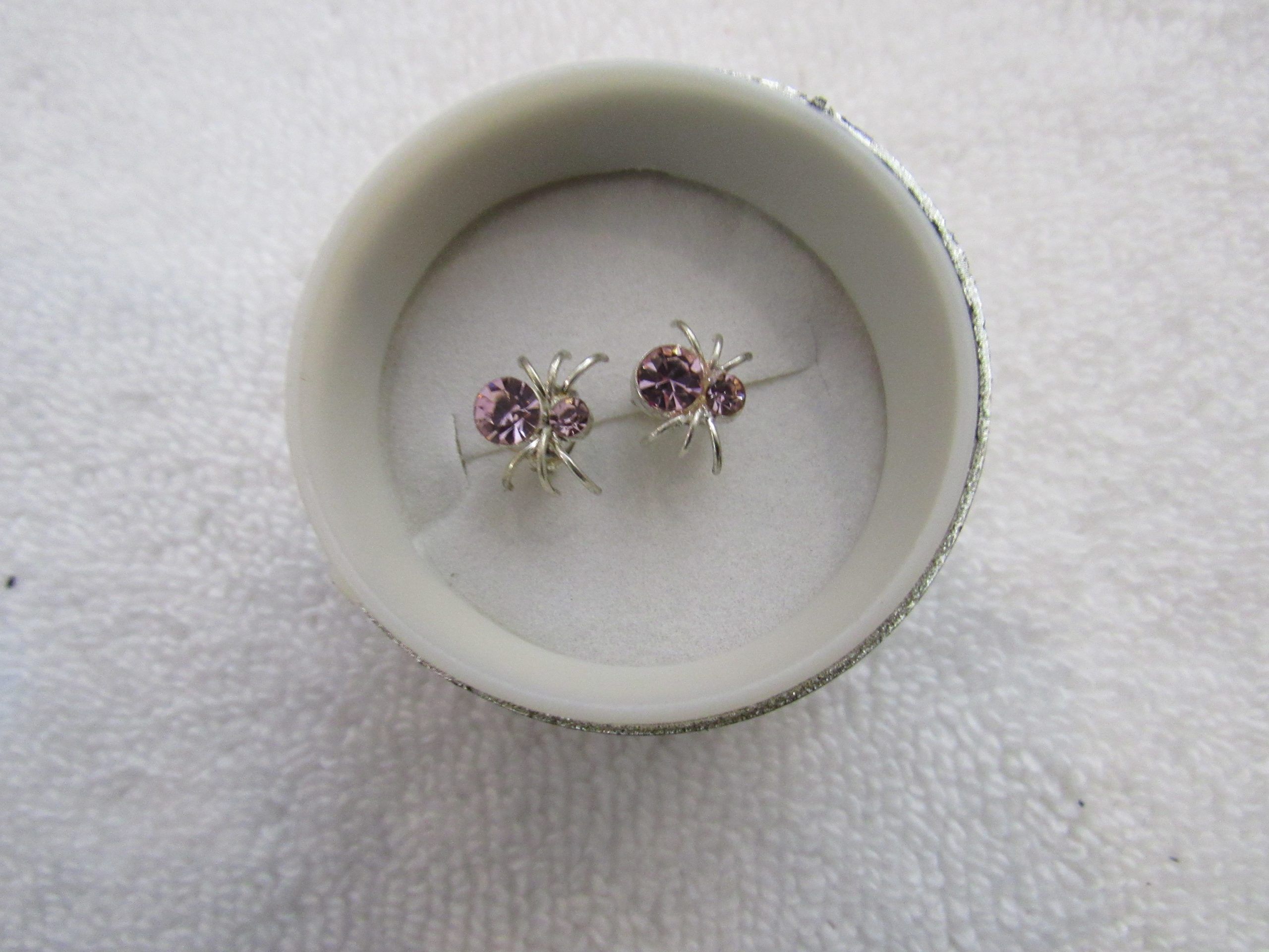 Lote 006 - 3000 Piezas de bisutería de diferentes modelos (Aretes, anillos y relojes) - Imagen 10