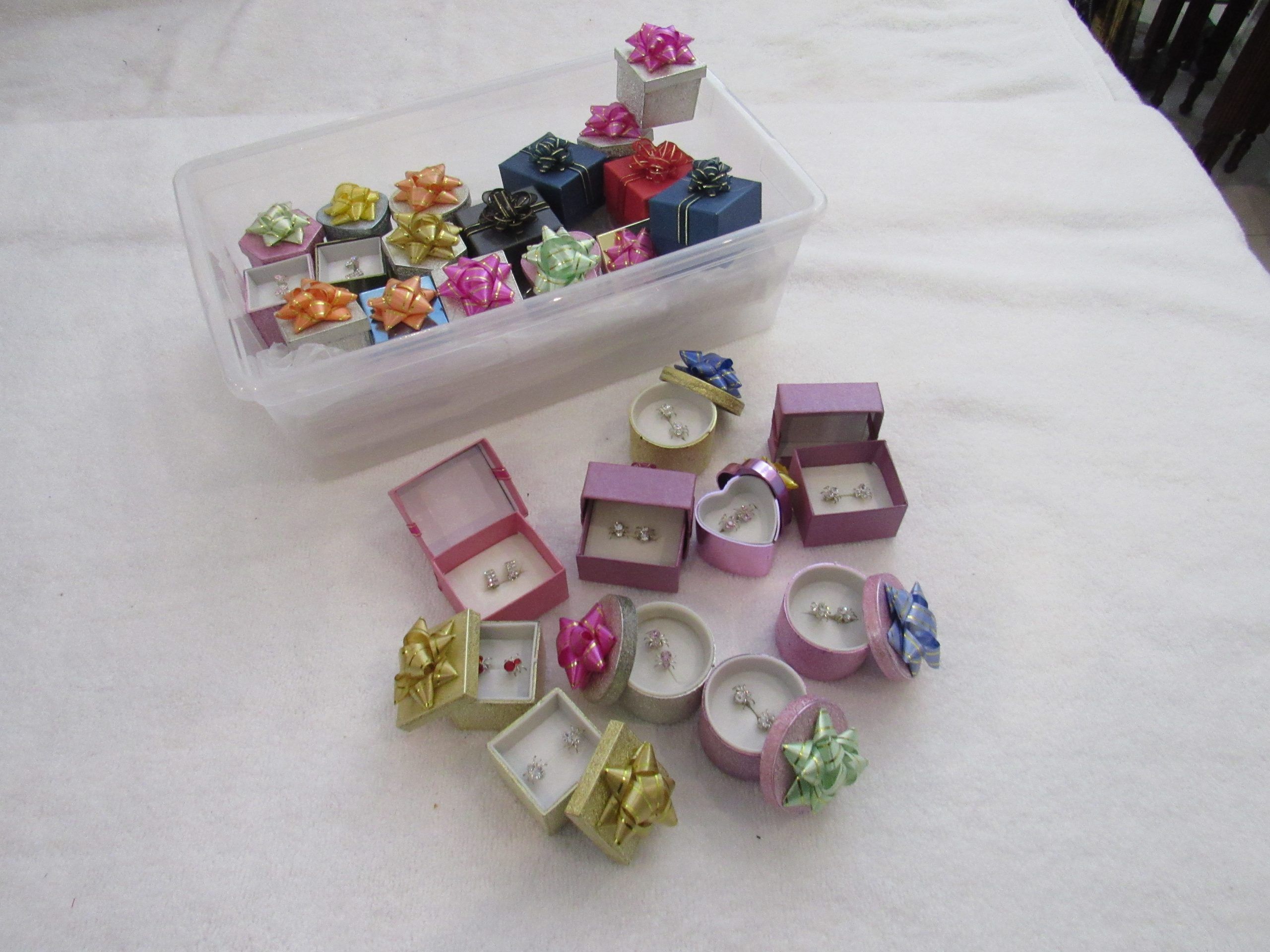 Lote 006 - 3000 Piezas de bisutería de diferentes modelos (Aretes, anillos y relojes) - Imagen 13