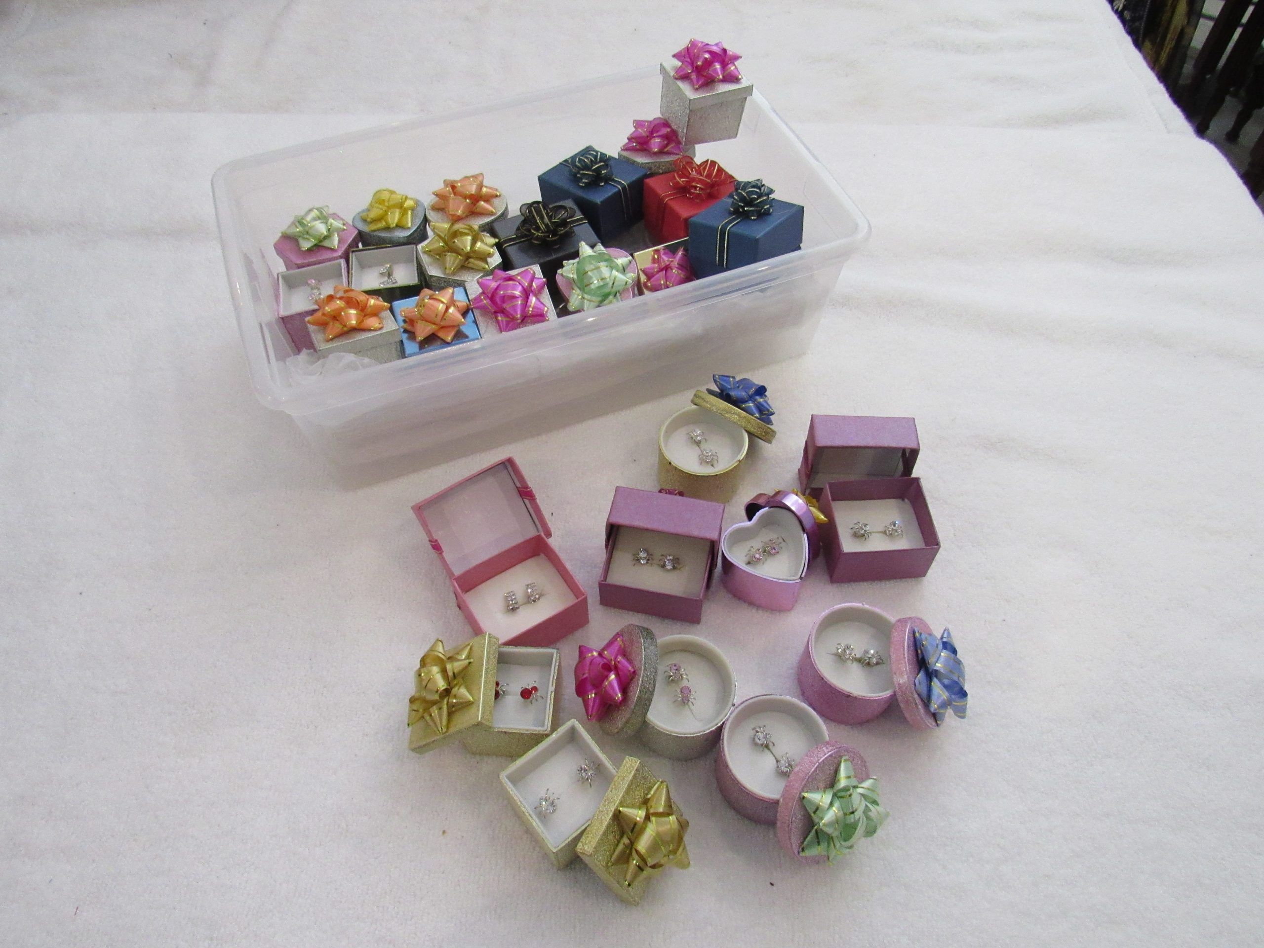 Lote 006 - 3000 Piezas de bisutería de diferentes modelos (Aretes, anillos y relojes) - Imagen 14