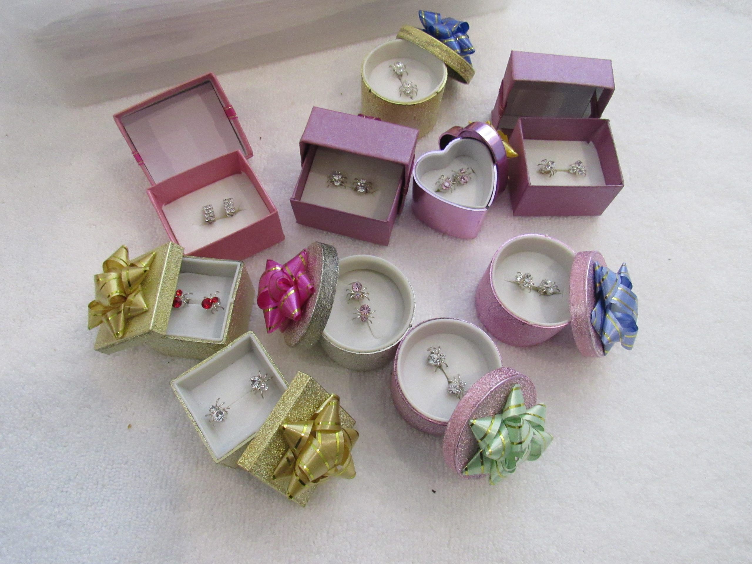 Lote 006 - 3000 Piezas de bisutería de diferentes modelos (Aretes, anillos y relojes) - Imagen 15