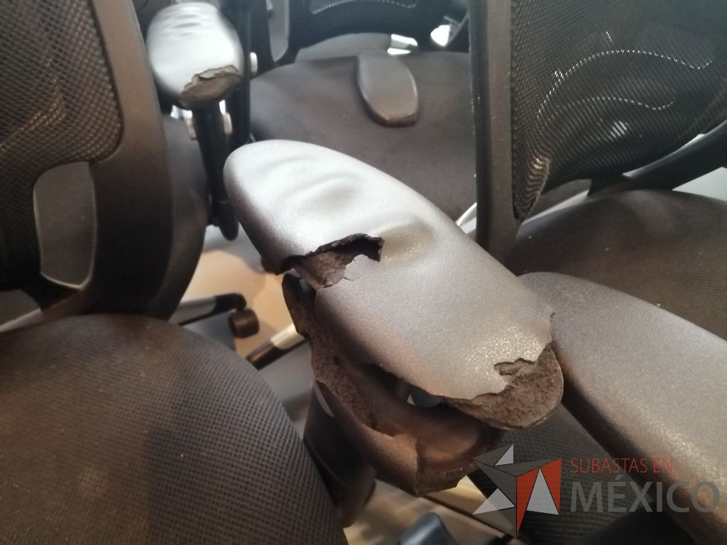 Lote 001 - 25 Sillas ejecutivas con ruedas, descansabrazos, asiento en tela color negro y respaldo en malla - Imagen 2