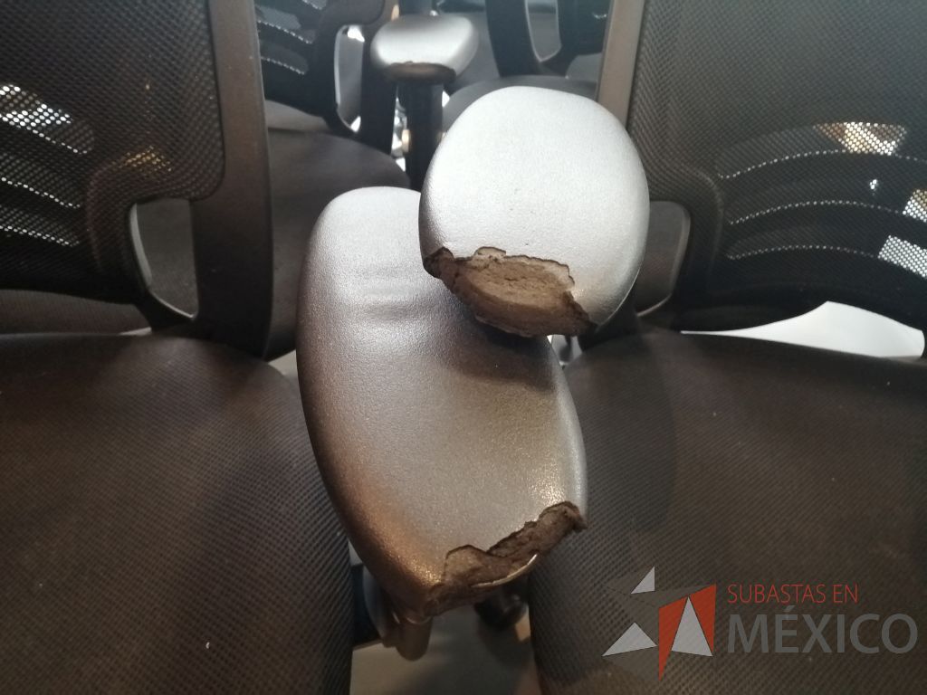Lote 001 - 25 Sillas ejecutivas con ruedas, descansabrazos, asiento en tela color negro y respaldo en malla - Imagen 3