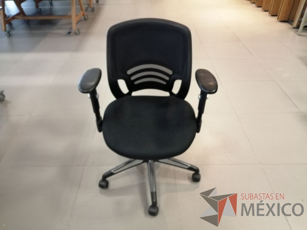 Lote 001 - 25 Sillas ejecutivas con ruedas, descansabrazos, asiento en tela color negro y respaldo en malla