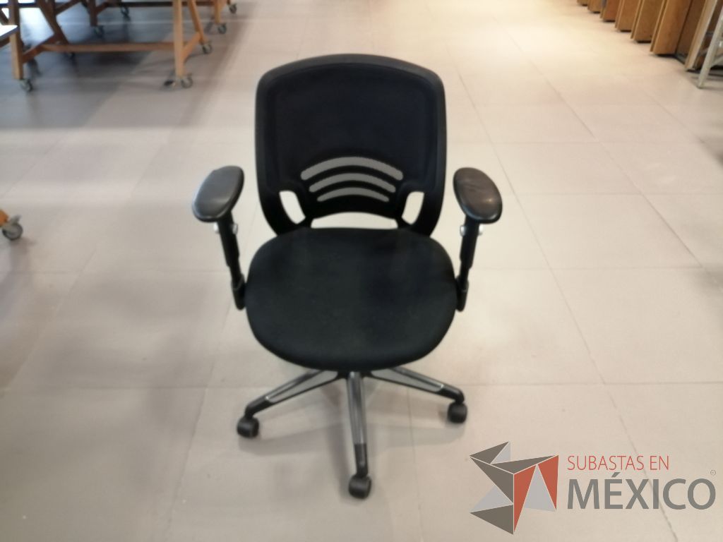 Lote 001 - 25 Sillas ejecutivas con ruedas, descansabrazos, asiento en tela color negro y respaldo en malla - Imagen 4