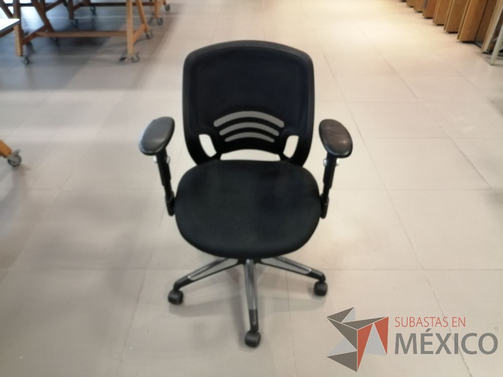 Lote 001 - 25 Sillas ejecutivas con ruedas, descansabrazos, asiento en tela color negro y respaldo en malla - Imagen 5