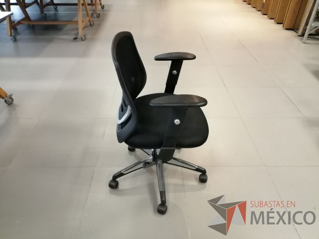 Lote 001 - 25 Sillas ejecutivas con ruedas, descansabrazos, asiento en tela color negro y respaldo en malla - Imagen 6