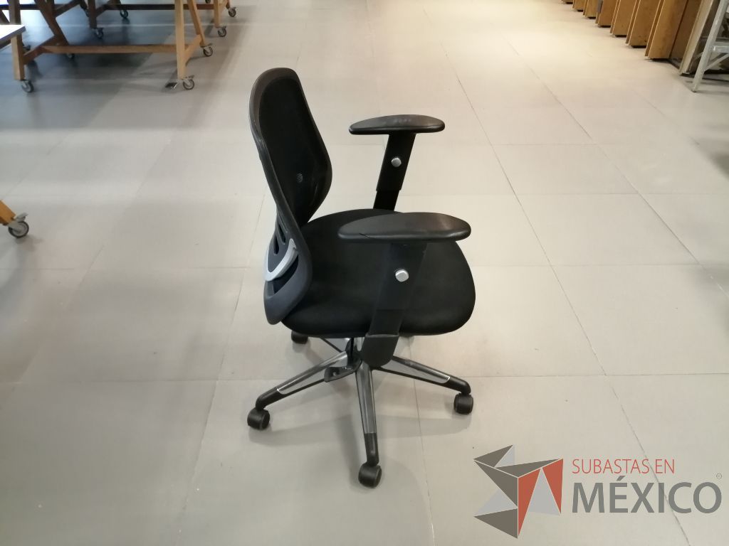 Lote 001 - 25 Sillas ejecutivas con ruedas, descansabrazos, asiento en tela color negro y respaldo en malla - Imagen 7