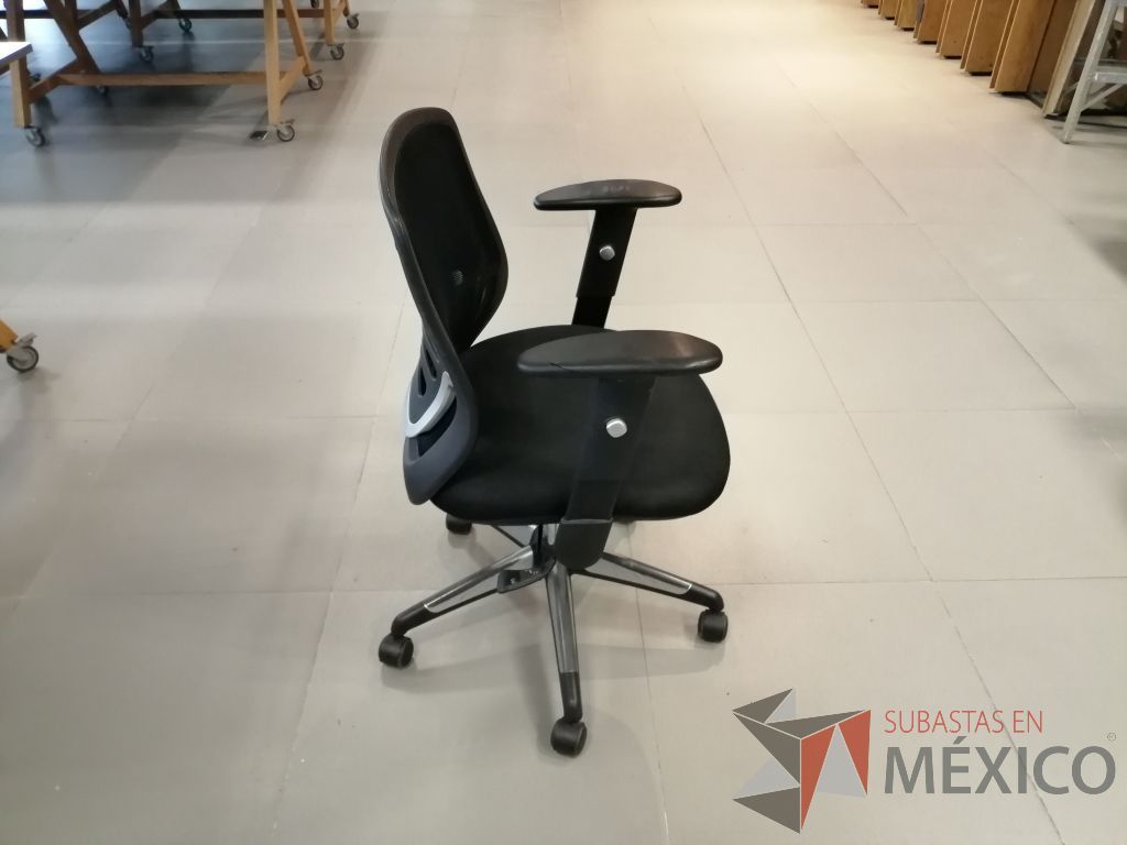 Lote 001 - 25 Sillas ejecutivas con ruedas, descansabrazos, asiento en tela color negro y respaldo en malla - Imagen 8