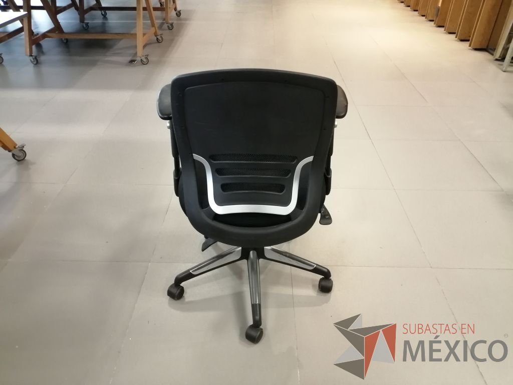 Lote 001 - 25 Sillas ejecutivas con ruedas, descansabrazos, asiento en tela color negro y respaldo en malla - Imagen 9