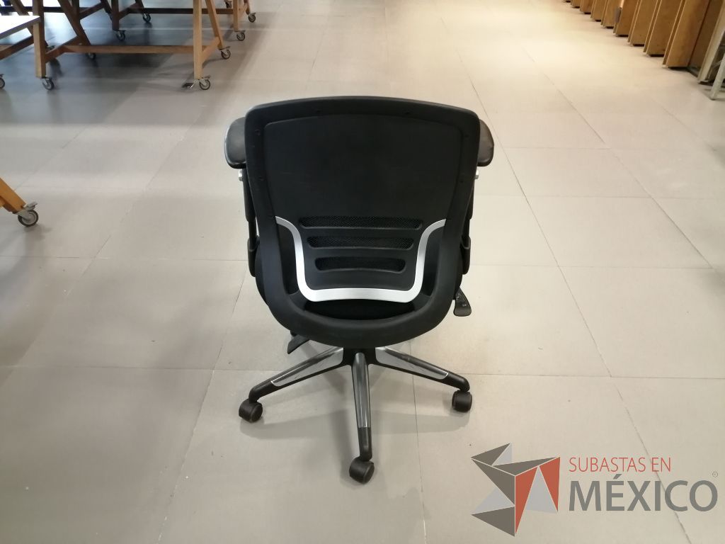 Lote 001 - 25 Sillas ejecutivas con ruedas, descansabrazos, asiento en tela color negro y respaldo en malla - Imagen 10