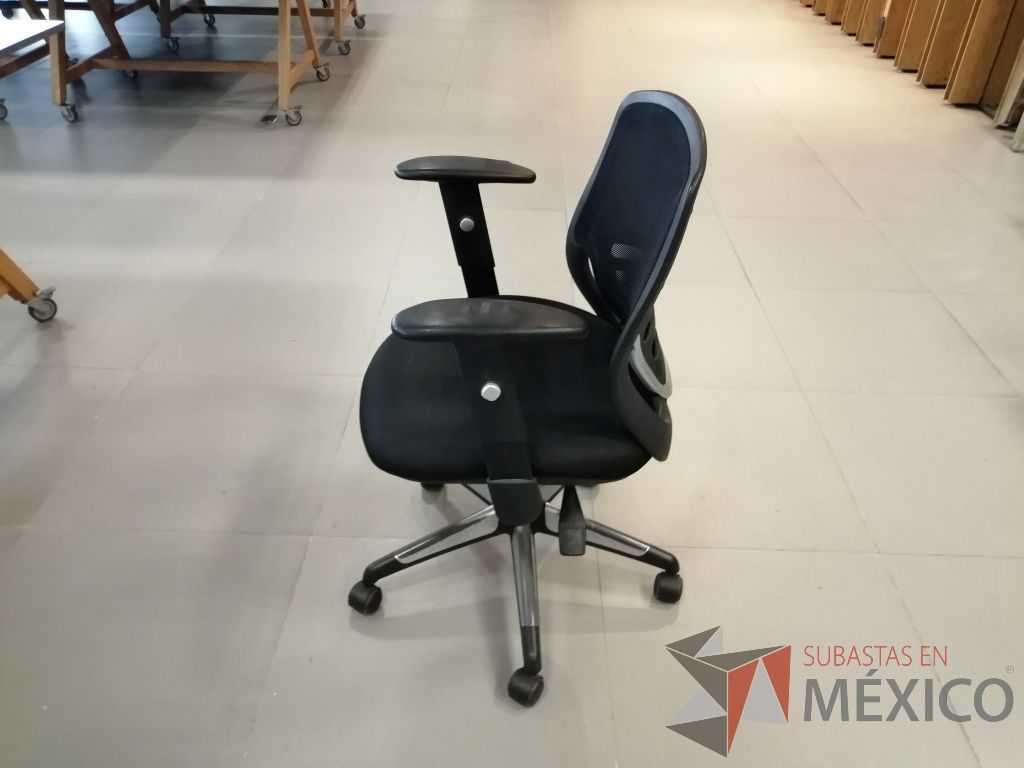 Lote 001 - 25 Sillas ejecutivas con ruedas, descansabrazos, asiento en tela color negro y respaldo en malla - Imagen 11