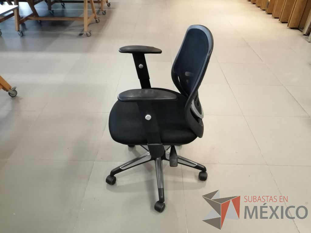 Lote 001 - 25 Sillas ejecutivas con ruedas, descansabrazos, asiento en tela color negro y respaldo en malla - Imagen 12