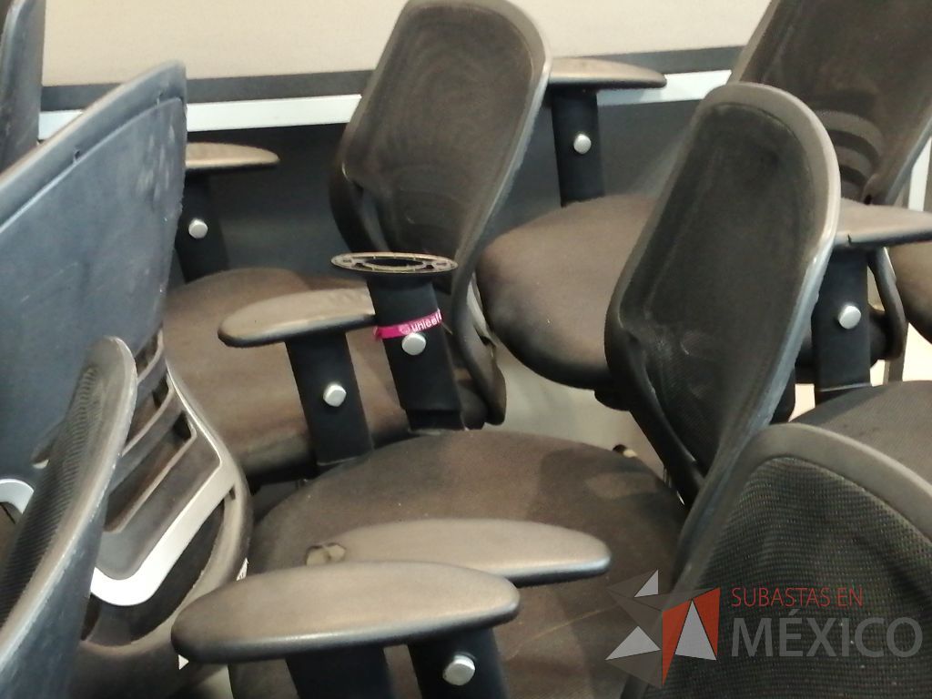 Lote 001 - 25 Sillas ejecutivas con ruedas, descansabrazos, asiento en tela color negro y respaldo en malla - Imagen 14