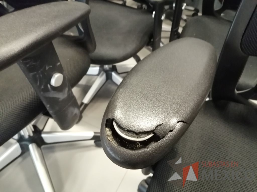 Lote 001 - 25 Sillas ejecutivas con ruedas, descansabrazos, asiento en tela color negro y respaldo en malla - Imagen 17