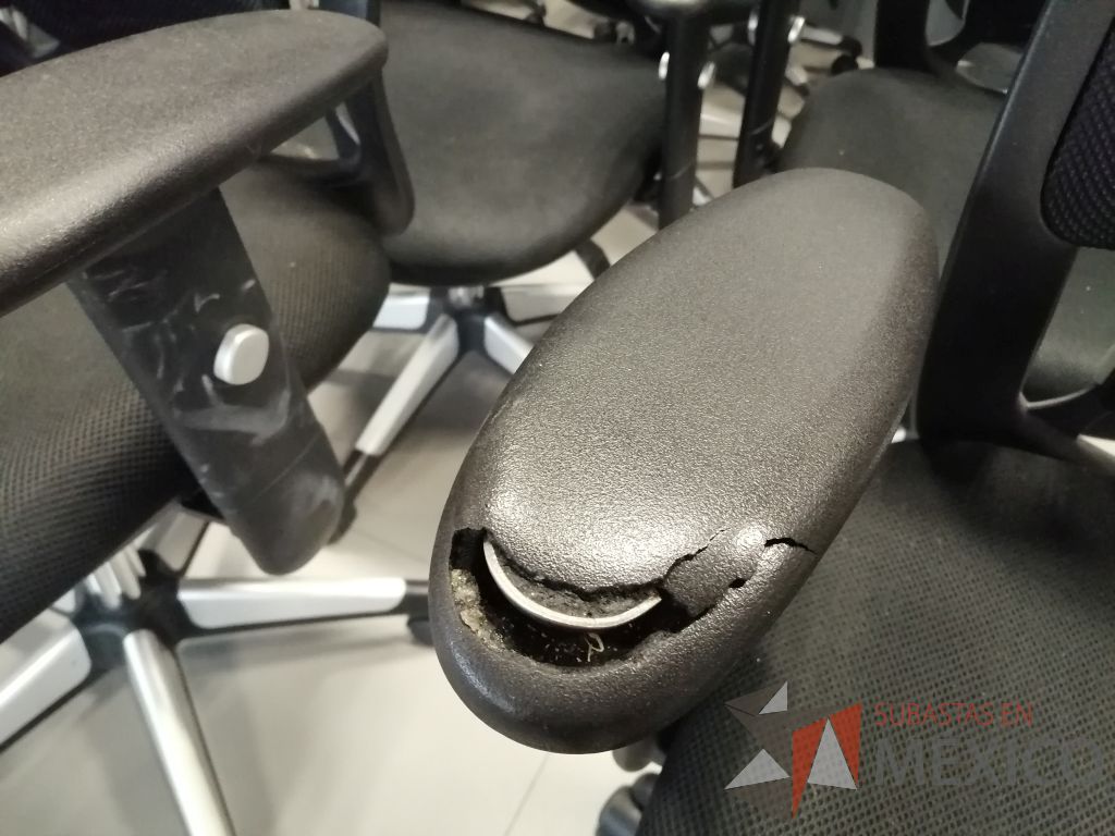 Lote 001 - 25 Sillas ejecutivas con ruedas, descansabrazos, asiento en tela color negro y respaldo en malla - Imagen 18
