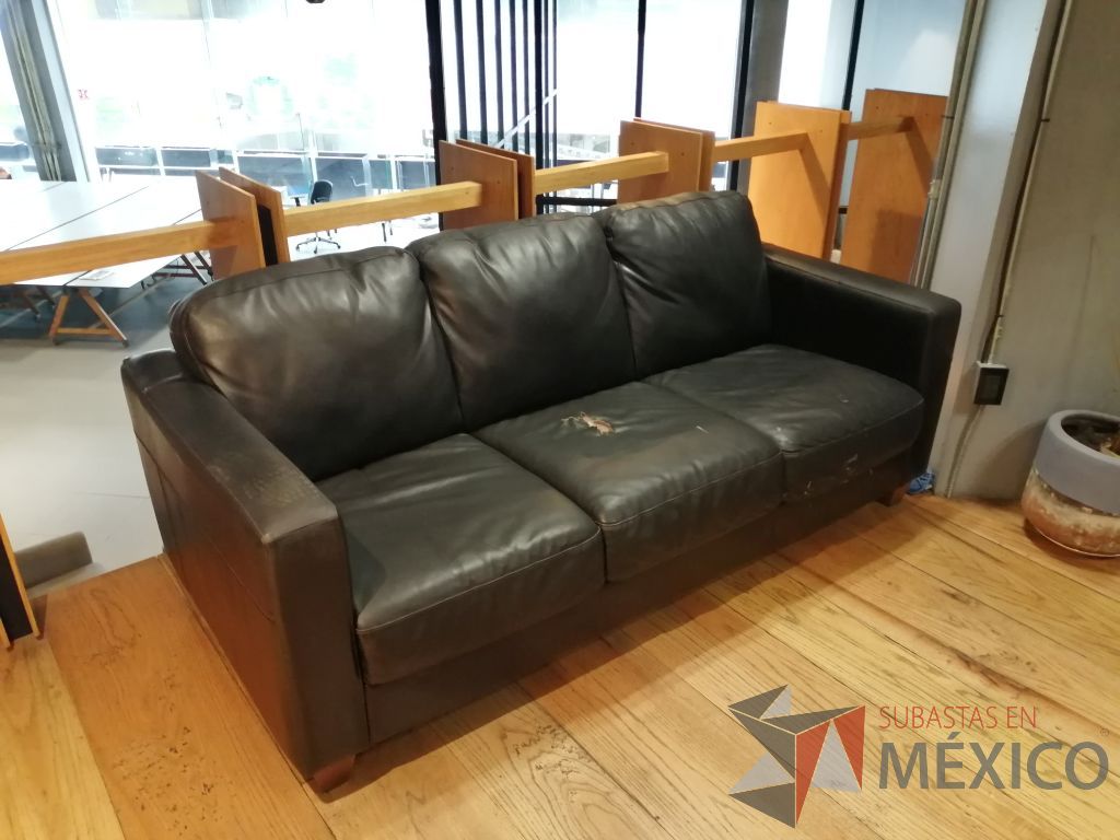 Lote 003 - 1 Sillón de 3 plazas tipo piel color negro y 1 Sillón de 2 plazas tipo piel color negro - Imagen 5