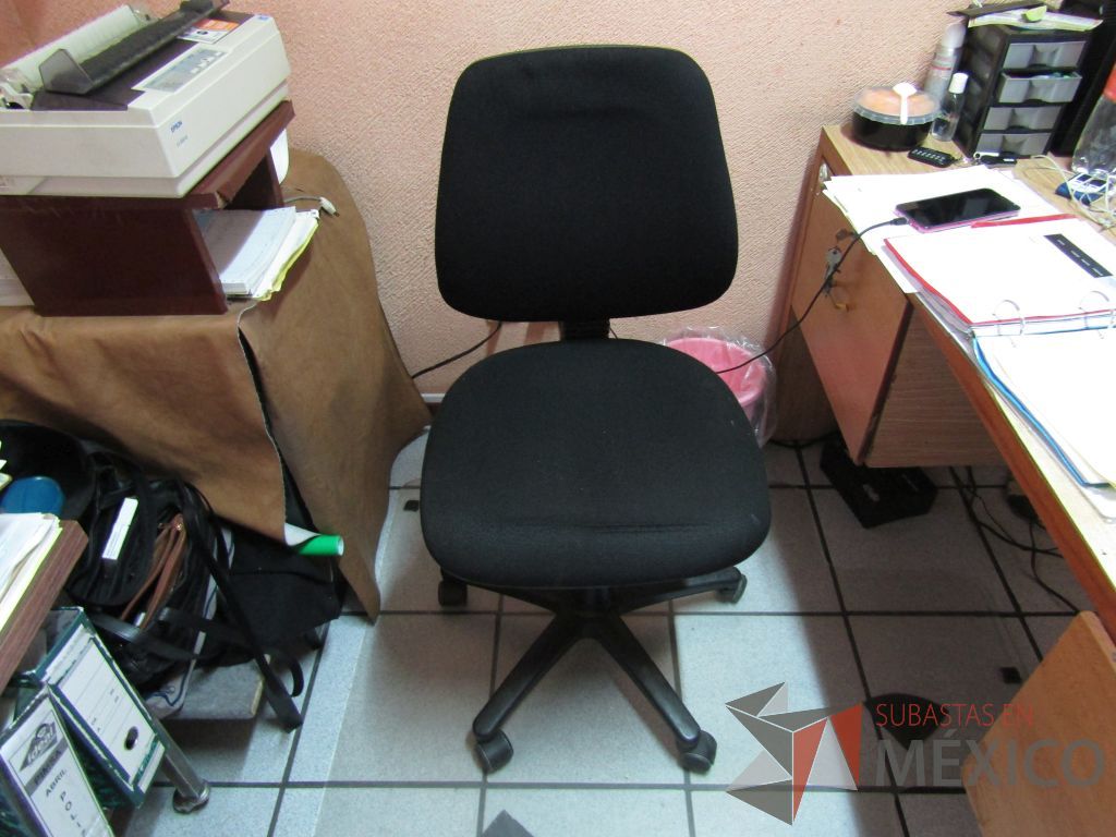 Lote 016 - 2 Sillas secretariales con ruedas, asiento y respaldo en tela color negro