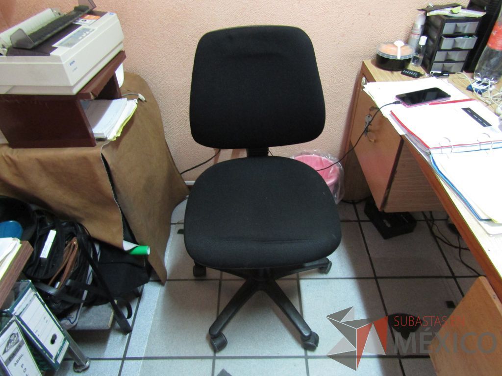 Lote 016 - 2 Sillas secretariales con ruedas, asiento y respaldo en tela color negro - Imagen 2