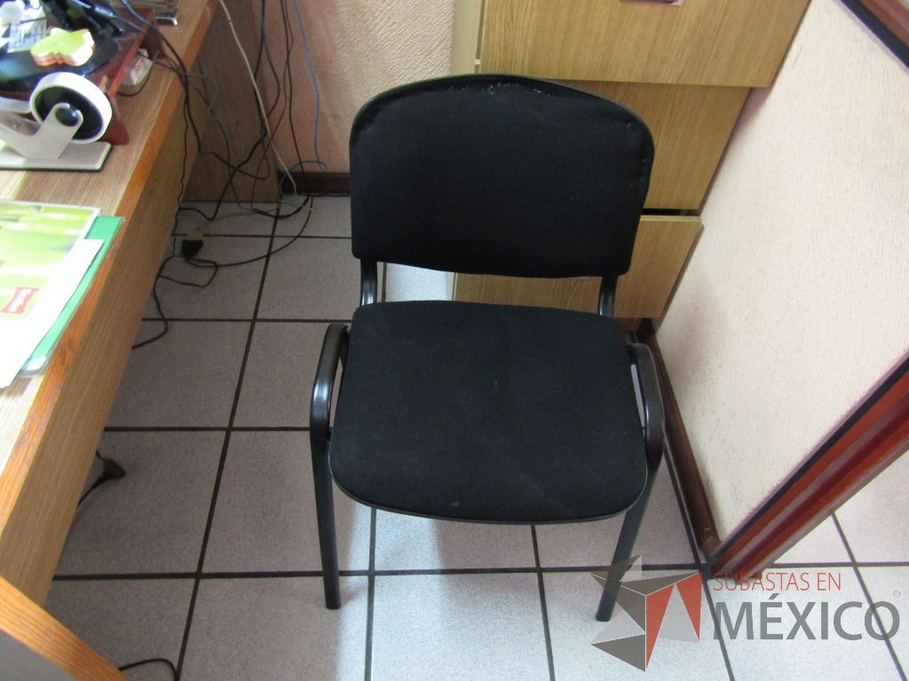Lote 017 - 2 Sillas fijas, asiento y respaldo en tela color negro