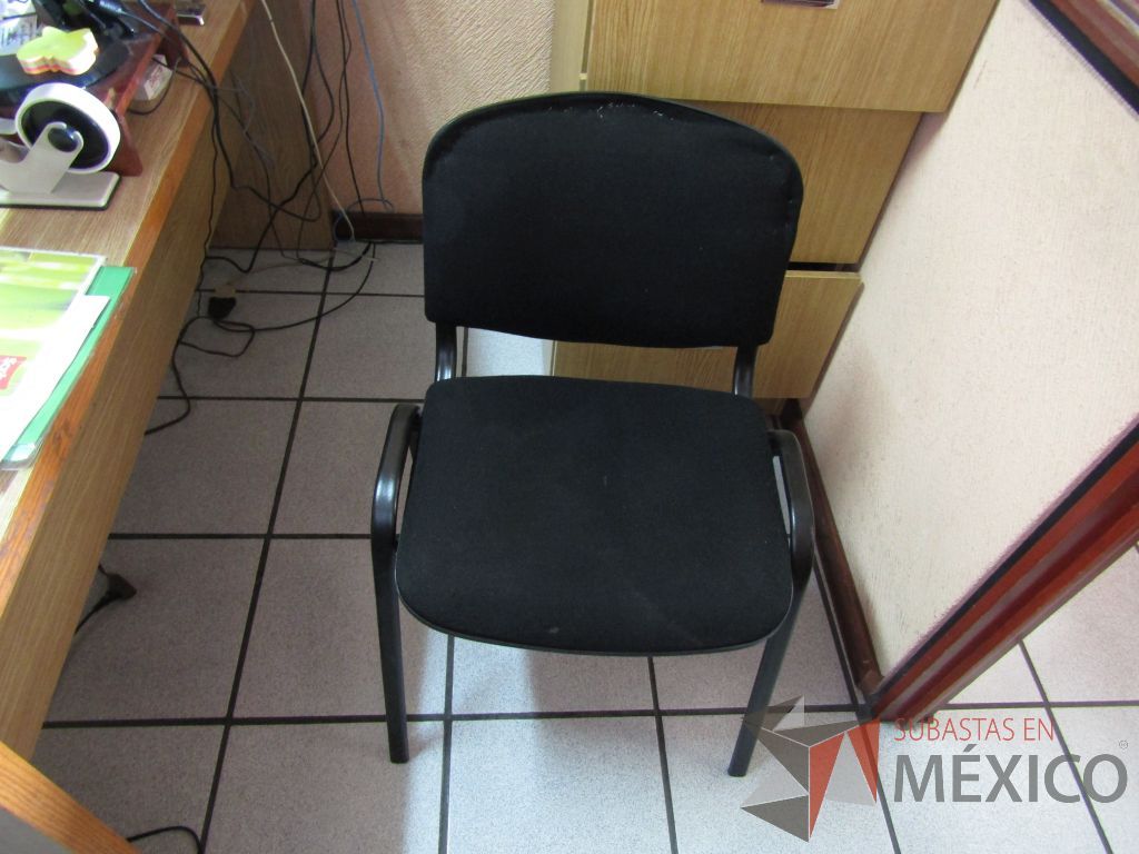 Lote 017 - 2 Sillas fijas, asiento y respaldo en tela color negro - Imagen 2