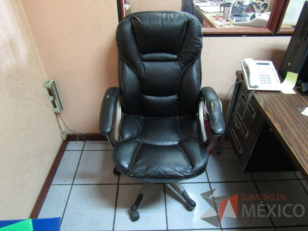 Lote 019 - 3 Sillas ejecutiva con ruedas, descansabrazos, asiento y respaldo tipo piel color negro