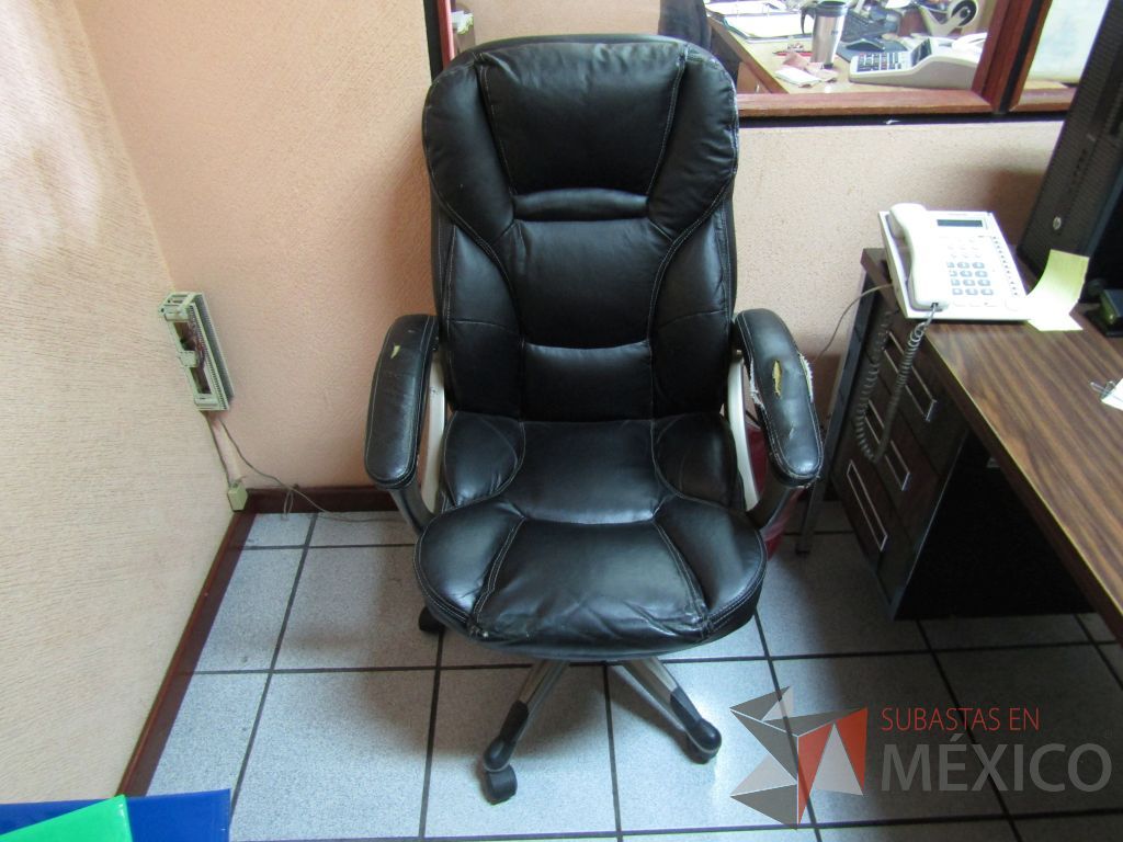 Lote 019 - 3 Sillas ejecutiva con ruedas, descansabrazos, asiento y respaldo tipo piel color negro - Imagen 2