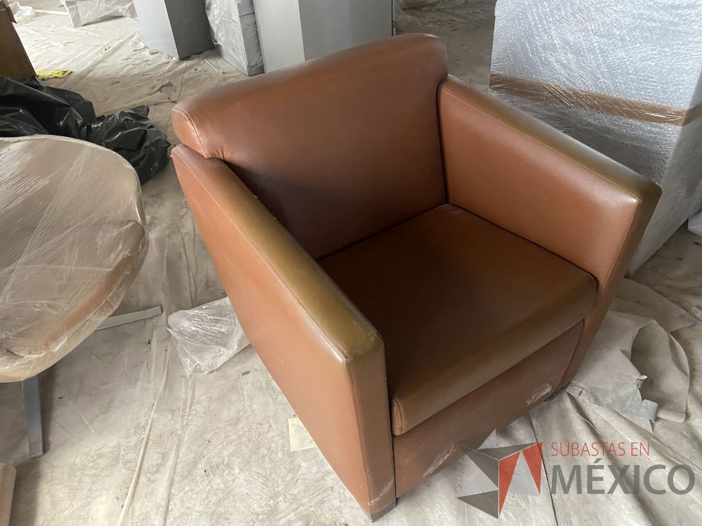 Lote 022 - Sillón de 1 plaza con 4 patas, descansa brazos, asiento y respaldo tipo piel color café - Imagen 3
