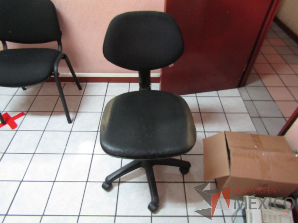Lote 051 - Silla secretarial con ruedas y Silla operativa con ruedas - Imagen 3