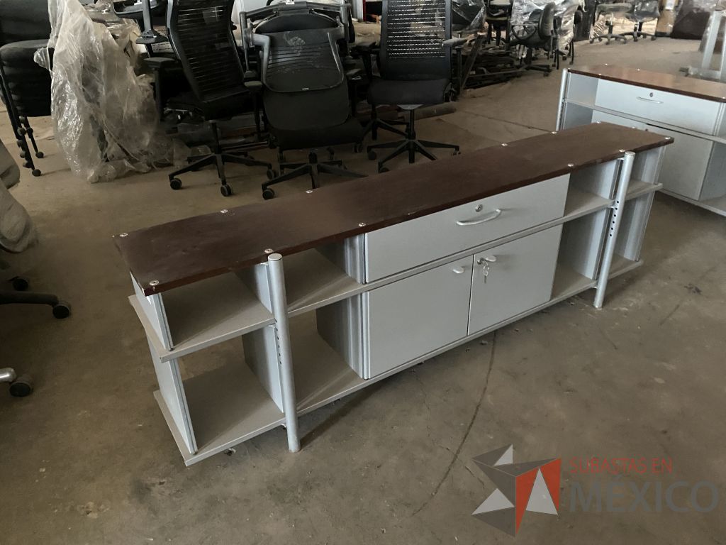 Lote 031 - Credenza metálica con 2 puertas, 1 cajón y cubierta color blanco - Imagen 2