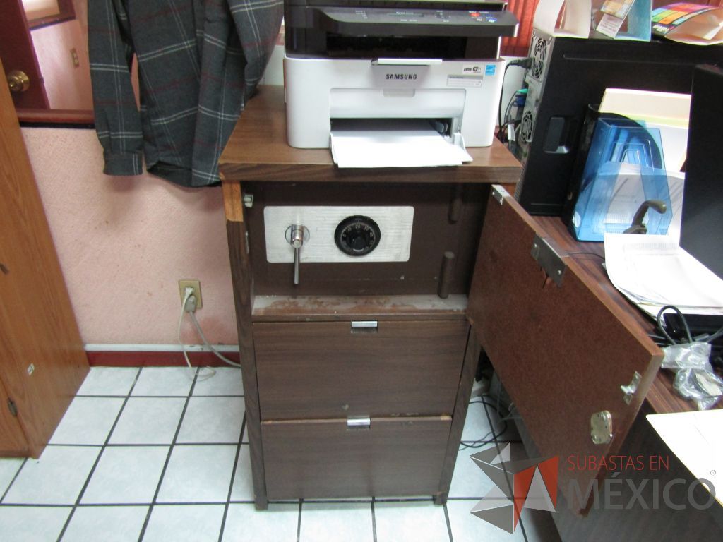 Lote 025 - Archivero vertical de 3 cajones, con caja fuerte color café - Imagen 3