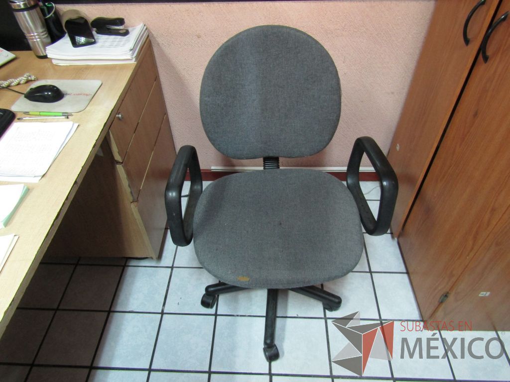 Lote 051 - Silla secretarial con ruedas y Silla operativa con ruedas - Imagen 4