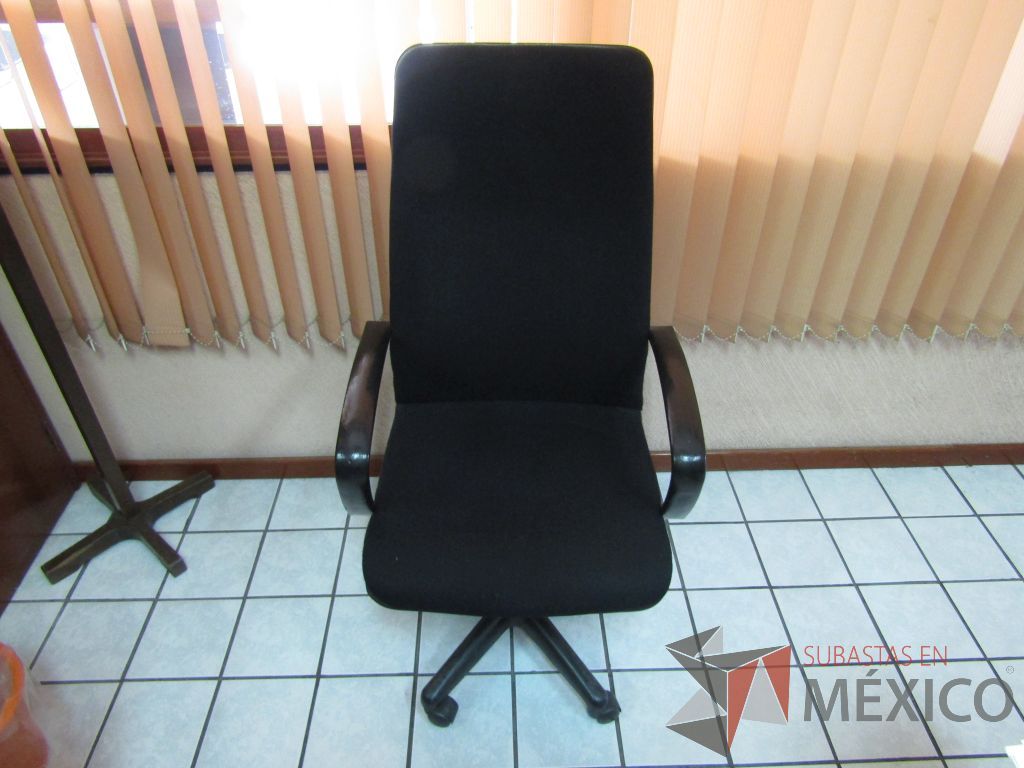 Lote 035 - Silla ejecutiva con ruedas, descansabrazos, asiento y respaldo en tela color negro - Imagen 2