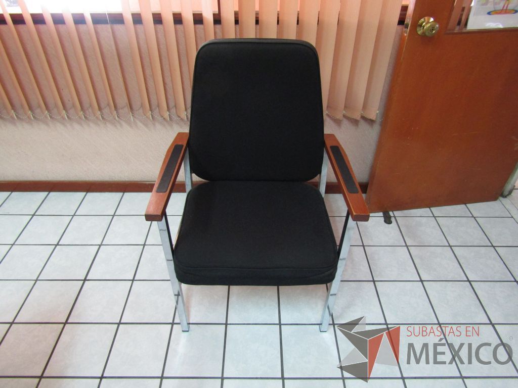 Lote 005 - 2 Sillas fijas, descansabrazos, asiento y respaldo en tela color café
