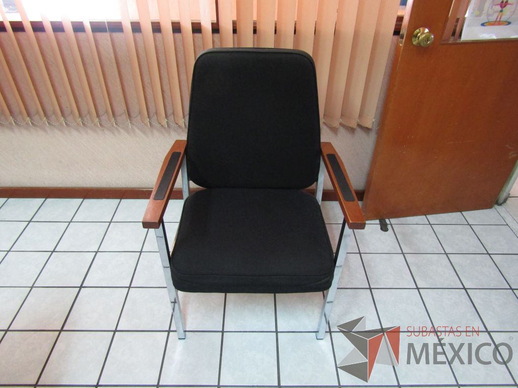 Lote 005 - 2 Sillas fijas, descansabrazos, asiento y respaldo en tela color café - Imagen 2
