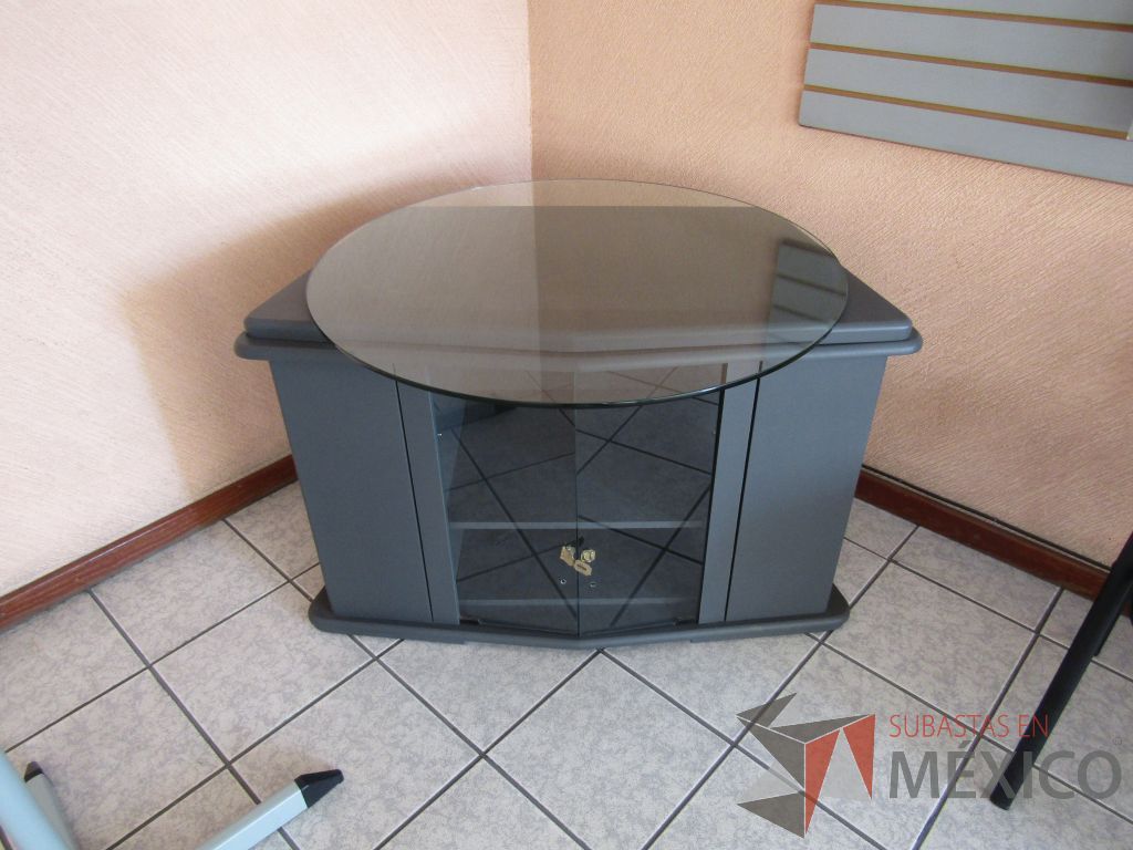 Lote 007 - Credenza con 2 puertas de vidrio y 2 entrepaños color gris