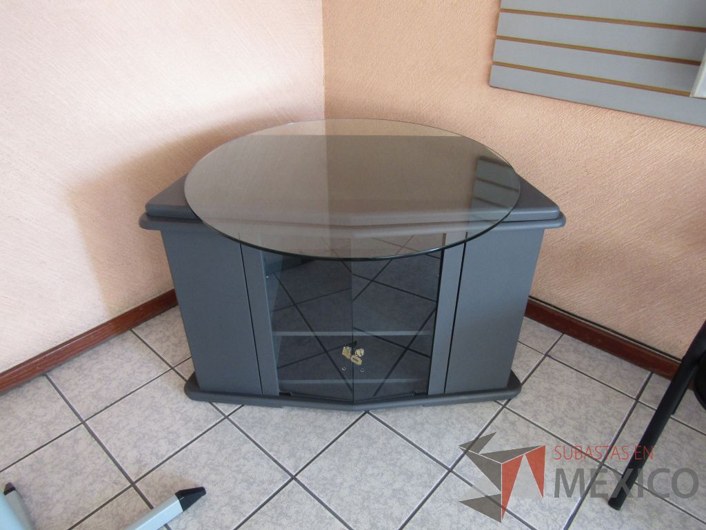 Lote 007 - Credenza con 2 puertas de vidrio y 2 entrepaños color gris - Imagen 2