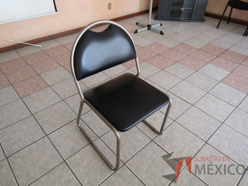 Lote 004 - 2 Sillas fijas, asiento y respaldo tipo piel color negro - Imagen 3