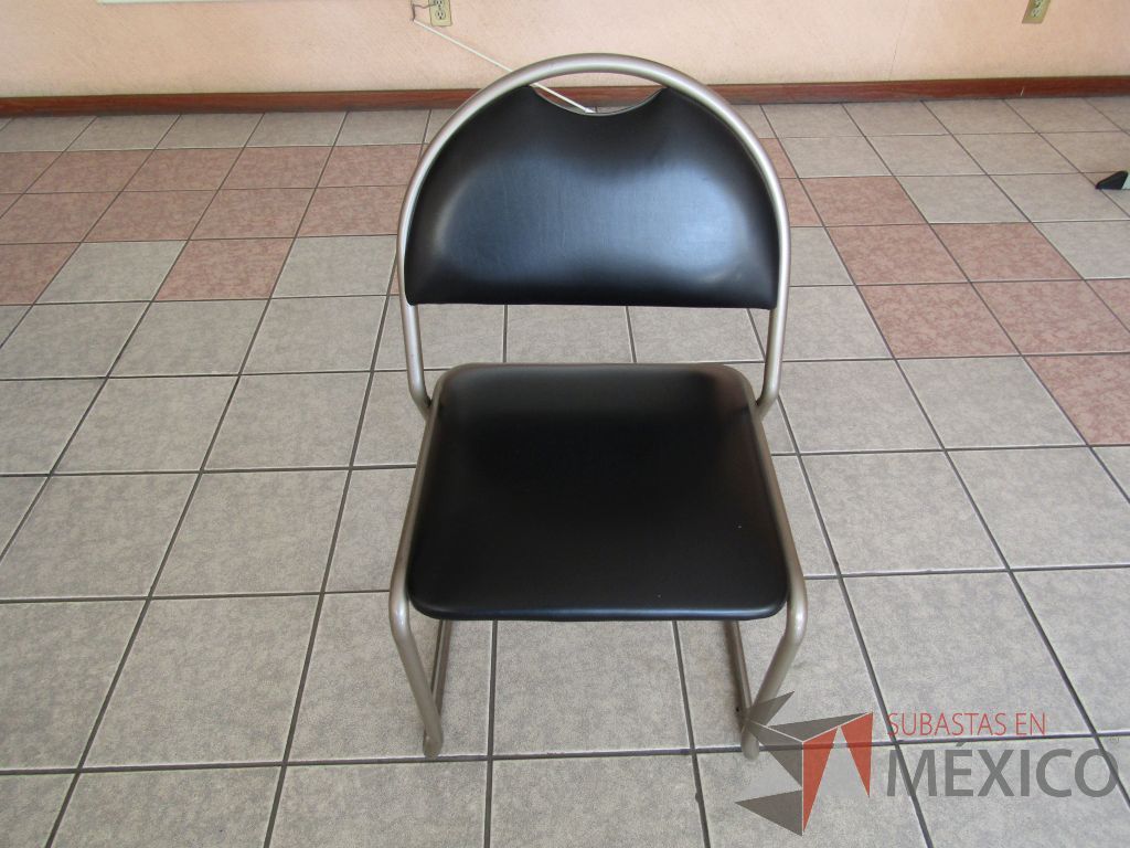 Lote 052 - 2 Sillas fijas, asiento y respaldo tipo piel color negro