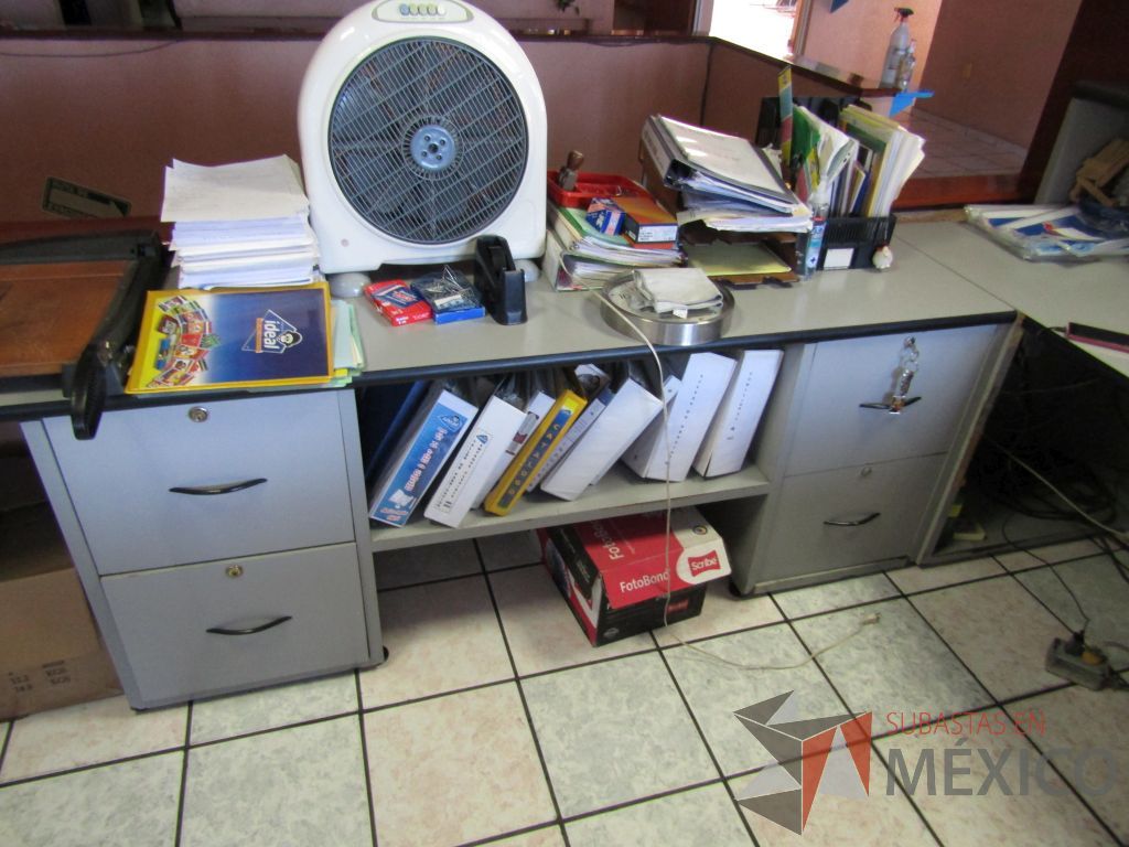 Lote 056 - Escritorio en herradura con 6 cajones y 2 puertas dividido en 3 partes - Imagen 5