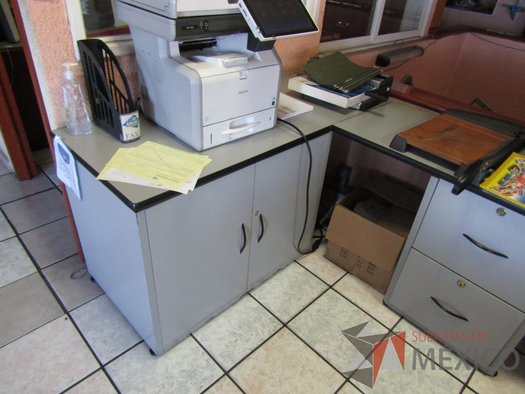 Lote 056 - Escritorio en herradura con 6 cajones y 2 puertas dividido en 3 partes - Imagen 6