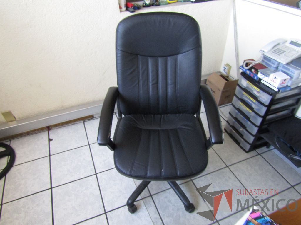 Lote 065 - Silla ejecutiva con ruedas, asiento y respaldo tipo piel color negro