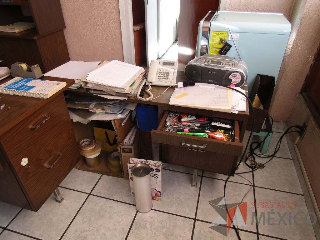 Lote 072 - Mesa de trabajo, patas metálicas y cubierta color café con 2 cajones