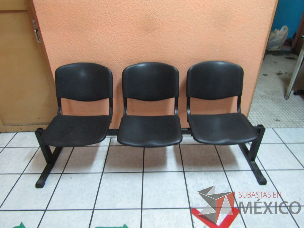 Lote 002 - Banca de espera de 3 plazas asiento y respaldo en plástico color negro