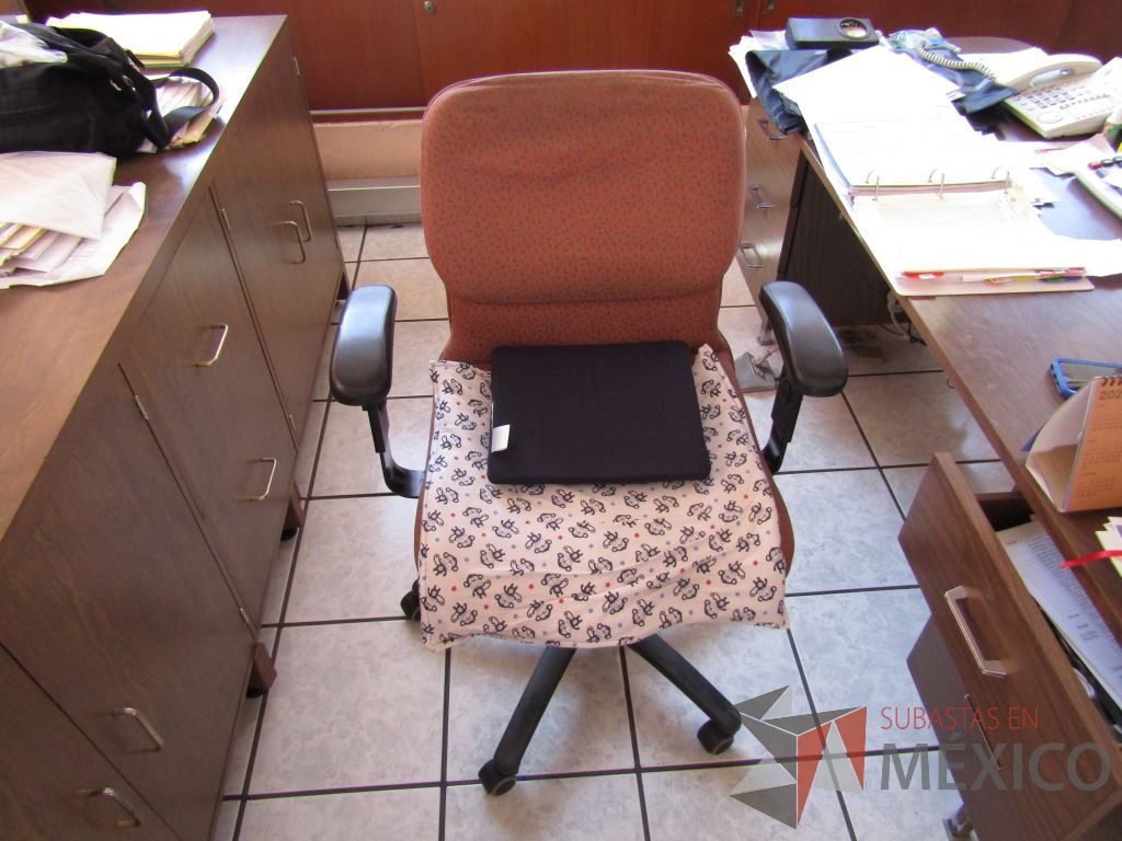 Lote 075 - Silla ejecutiva con ruedas, descansabrazos, asiento y respaldo en tela color salmón