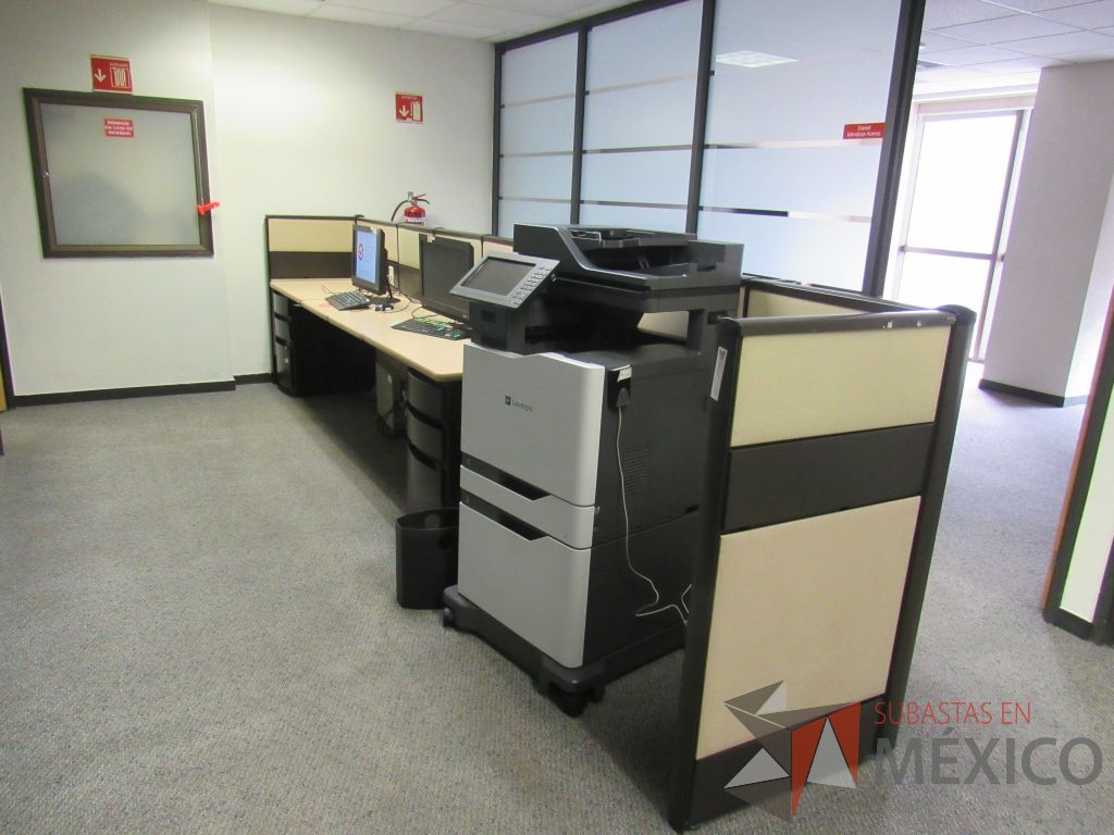 Lote 040 - Estación de trabajo de mampara metálica color beige para 2 personas con 2 archiveros de pedestal de 3 cajones - Imagen 2